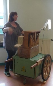 Mme Auger jouant de l'orgue de barbarie