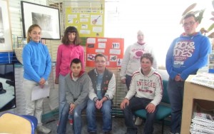 les eleves devant leur exposition de panneaux presentant les instruments de musique