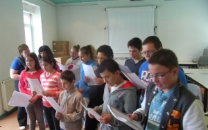 les eleves en train de chanter